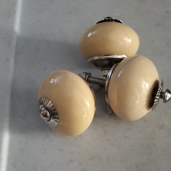 P15 Pastel Yellowr Decorative Knobs - Picture 6 of 8